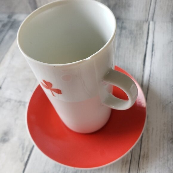 Vintage Set of 4 Red and White Club Mugs and Saucers - Picture 3 of 6